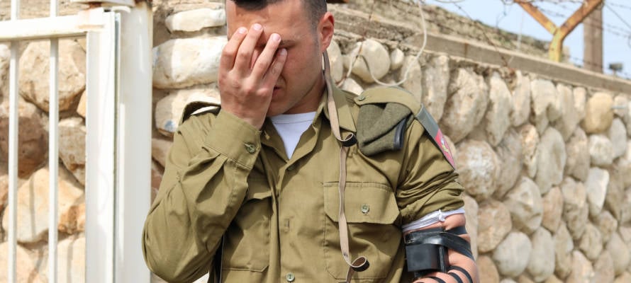 Israeli soldier puts on tefillin