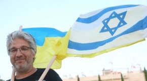 Pro-Ukraine Israelis demonstrate at HaBima square in Tel Aviv