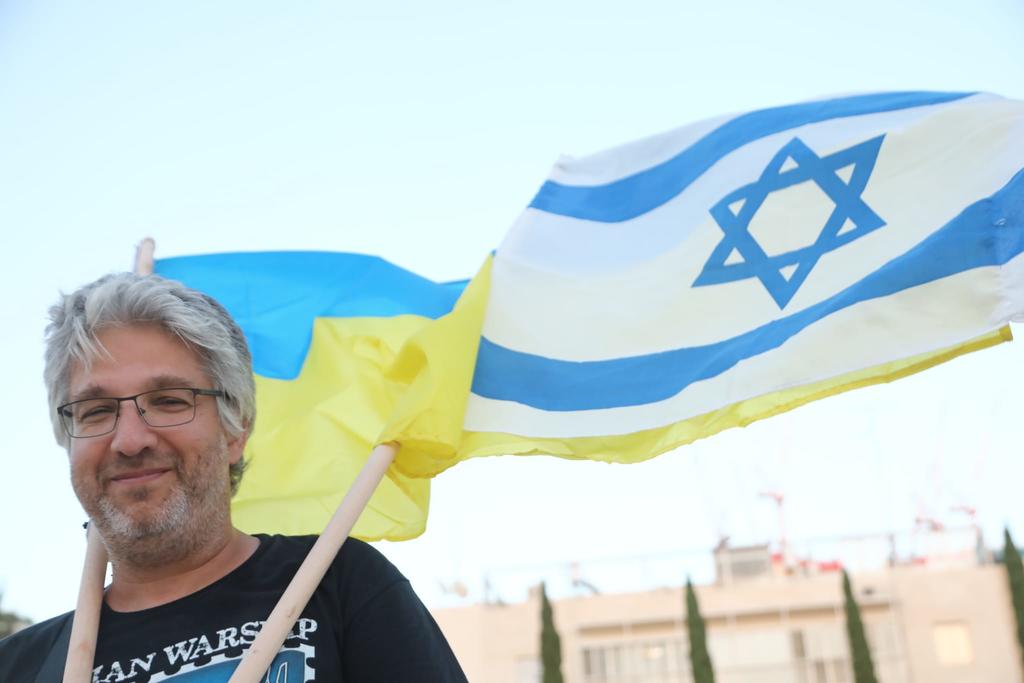 Pro-Ukraine Israelis demonstrate at HaBima square in Tel Aviv