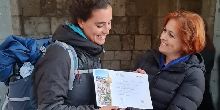 Spanish pilgrim Carlota Valenzuela is greeted by Israel’s director of religious tourism, Noga Sher-Greco