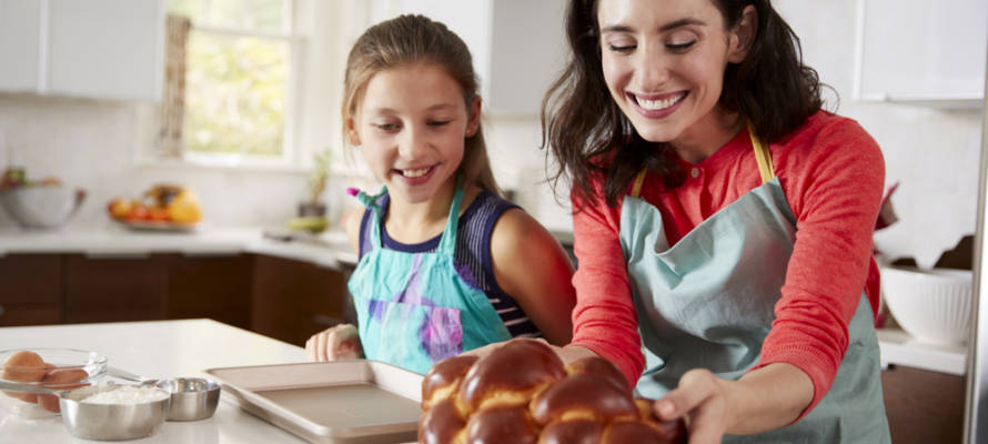 Jewish mother and daughter back challah