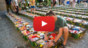 .Israeli soldiers and volunteers pack food for families in need