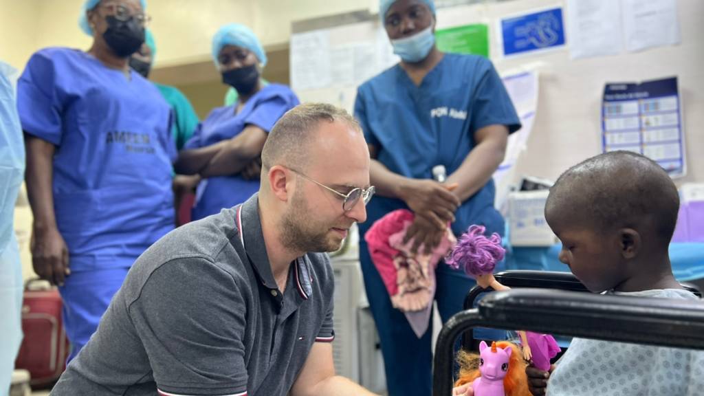 Sheba's Dr. Mattan Arazi treating a patient in Ilorin, Nigeria, January 9, 2023.