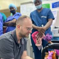 Sheba's Dr. Mattan Arazi treating a patient in Ilorin, Nigeria, January 9, 2023.