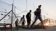 Palestinian Arabs cross border fence