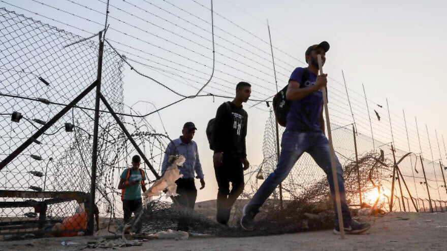 Palestinians cross border fence