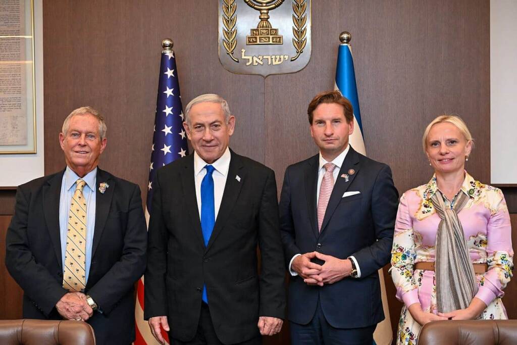 Netanyahu with delegation members