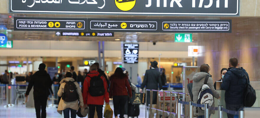 Travelers-at-Ben-Gurion-International-Airport-880x495