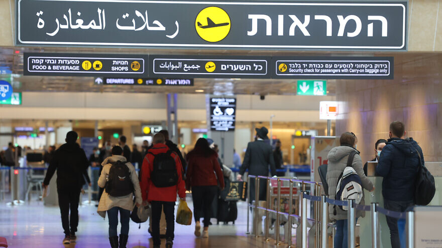 Travelers-at-Ben-Gurion-International-Airport-880x495