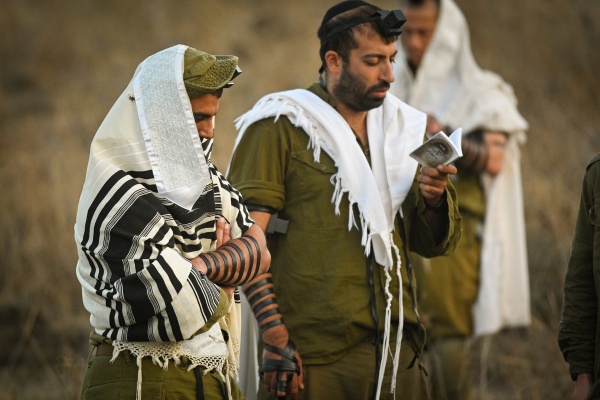 IDF soldiers praying