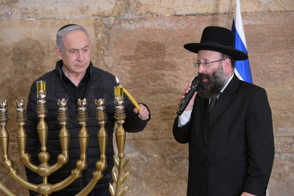 netanyahu lighting menorah