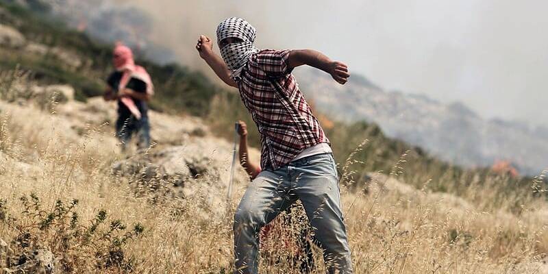 Palestinian rock thrower (Flash90)