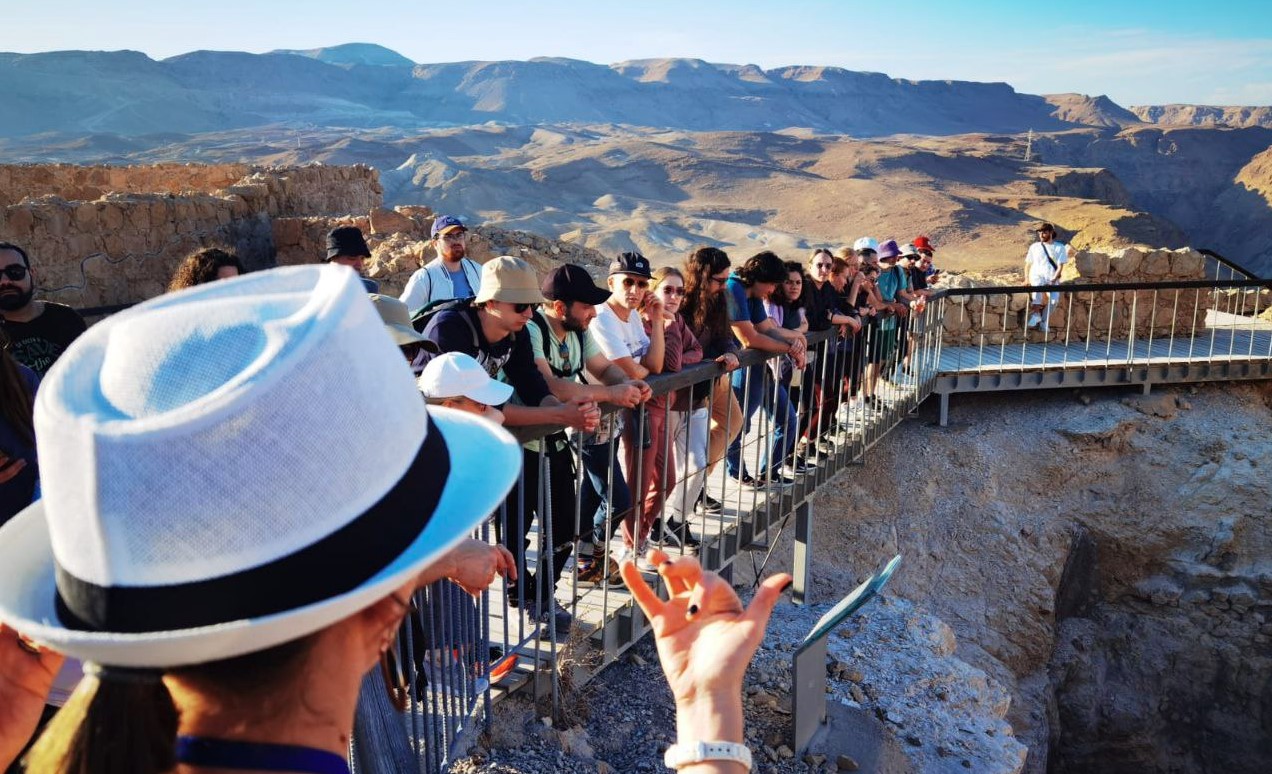 Ascending Masada: Forging Bonds Among New Israelis through an Unforgettable Journey - Vimarsana News