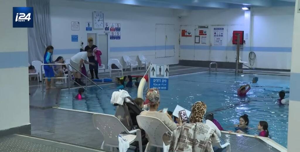 volunteers teach swimming