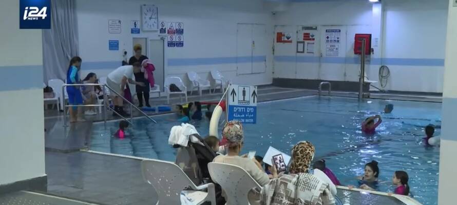 volunteers teach swimming