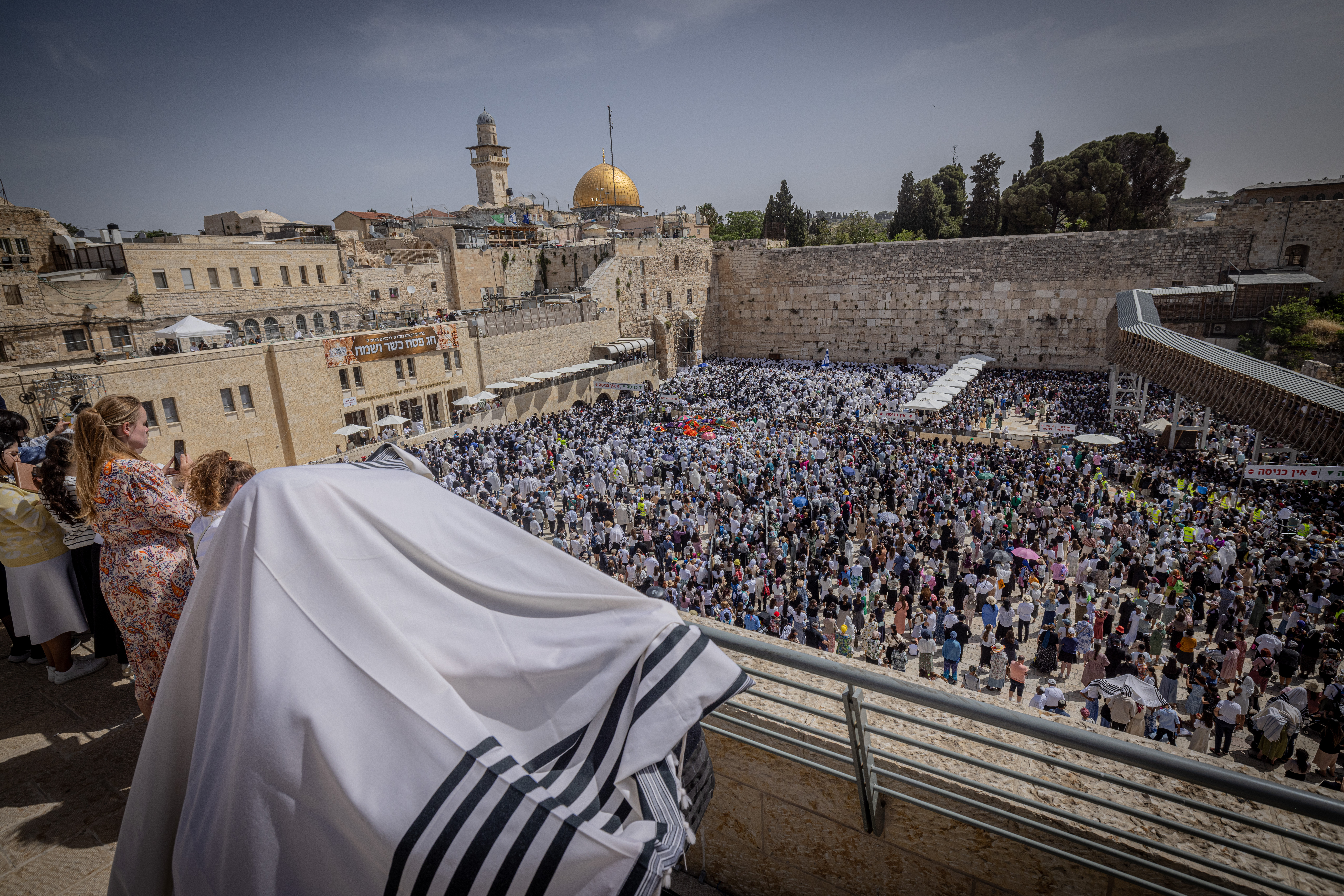 Thousands of Jews Flock to Western Wall for Priestly Blessings - Vimarsana News