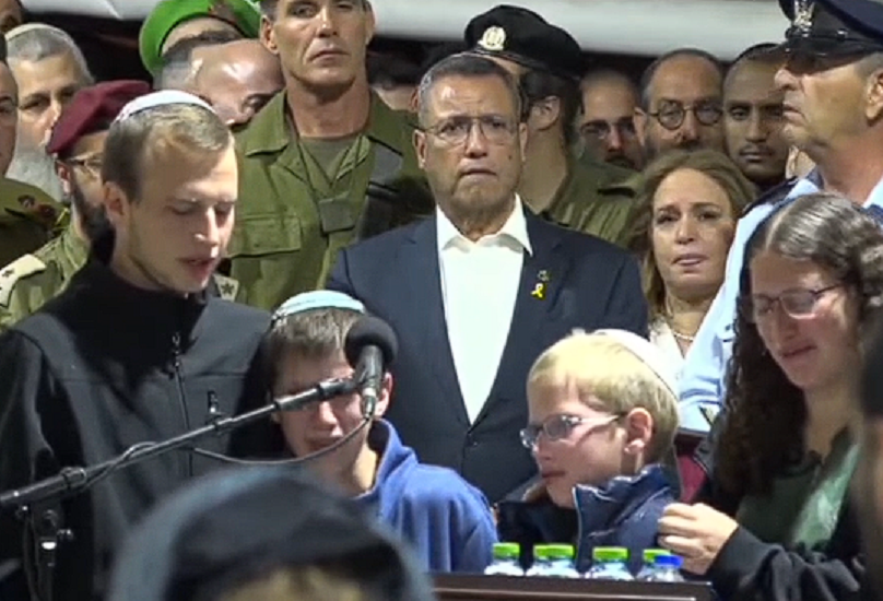 children of fallen soldier Rabbi Avraham Goldberg saying Kaddish (X screenshot)