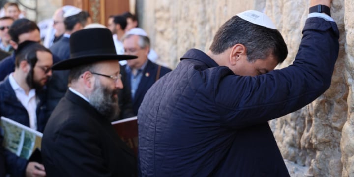 President Santiago Peña praying at the Western Wall