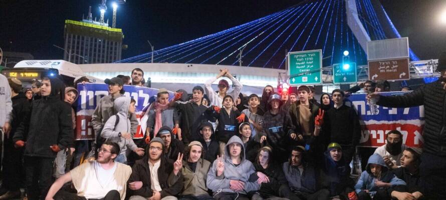 Israelis protest against the hostages-for-terrorists deal with Hamas