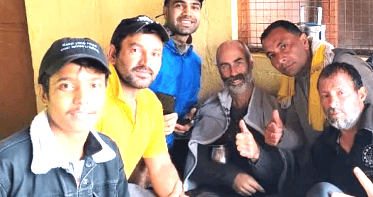 Samuel Vengrinovich (back) rescued by villagers in the Himalayas (Facebook)