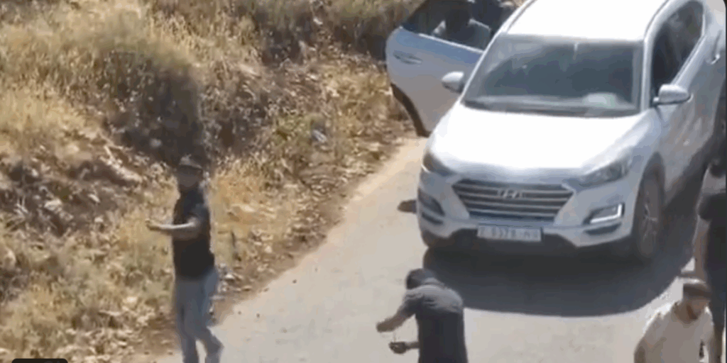 Palestinians throwing rocks
