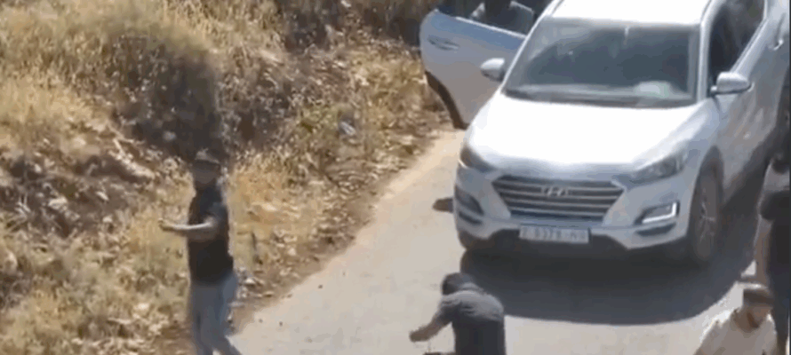 Palestinians throwing rocks
